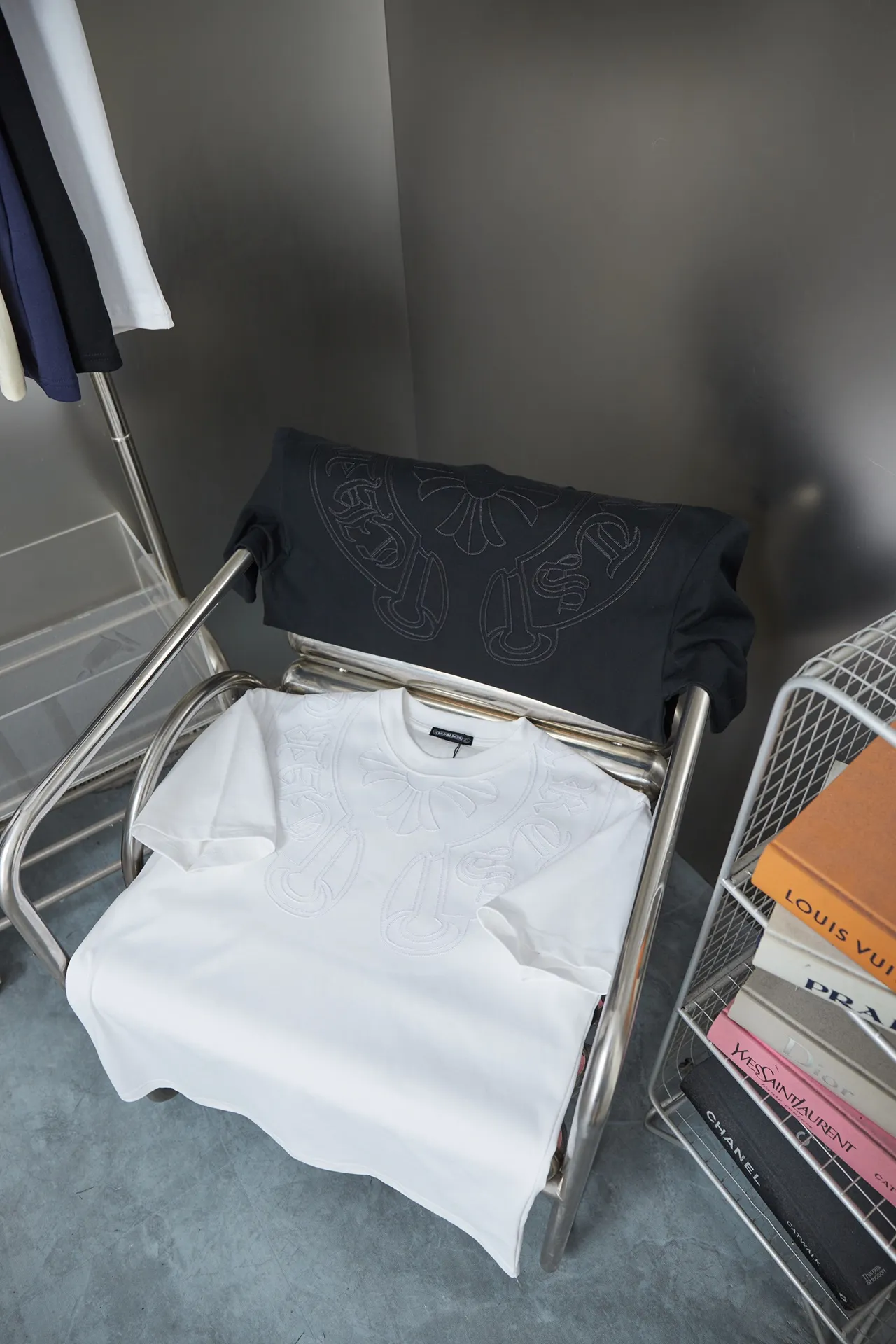 🅿️200 Ch*ome Hearte 25SS early spring new model, hollow embroidered collar and short sleeves with heart, light luxury, essential item for daily commuting for men and women, correct version, welcome to compare, detailed features · 320g 100% pure cotton double yarn jersey fabric · Custom dyed in the same vat, special thickened 32 count double-ply 1X1 thread · Imported Tajima machine embroidery hollow embroidered heart pattern · Garment wash · Double-needle sewing and cross-seam technology · Original main mark, washed tag, brand moisture-proof paper packaging Color: black/white Size: S/M/L/XL